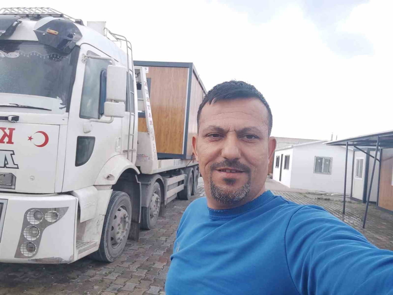 MANİSA’NIN SALİHLİ İLÇESİNDE SÜRÜCÜSÜNÜN DİREKSİYON HAKİMİYETİNİ KAYBETTİĞİ OTOMOBİLİN ELEKTRİK...