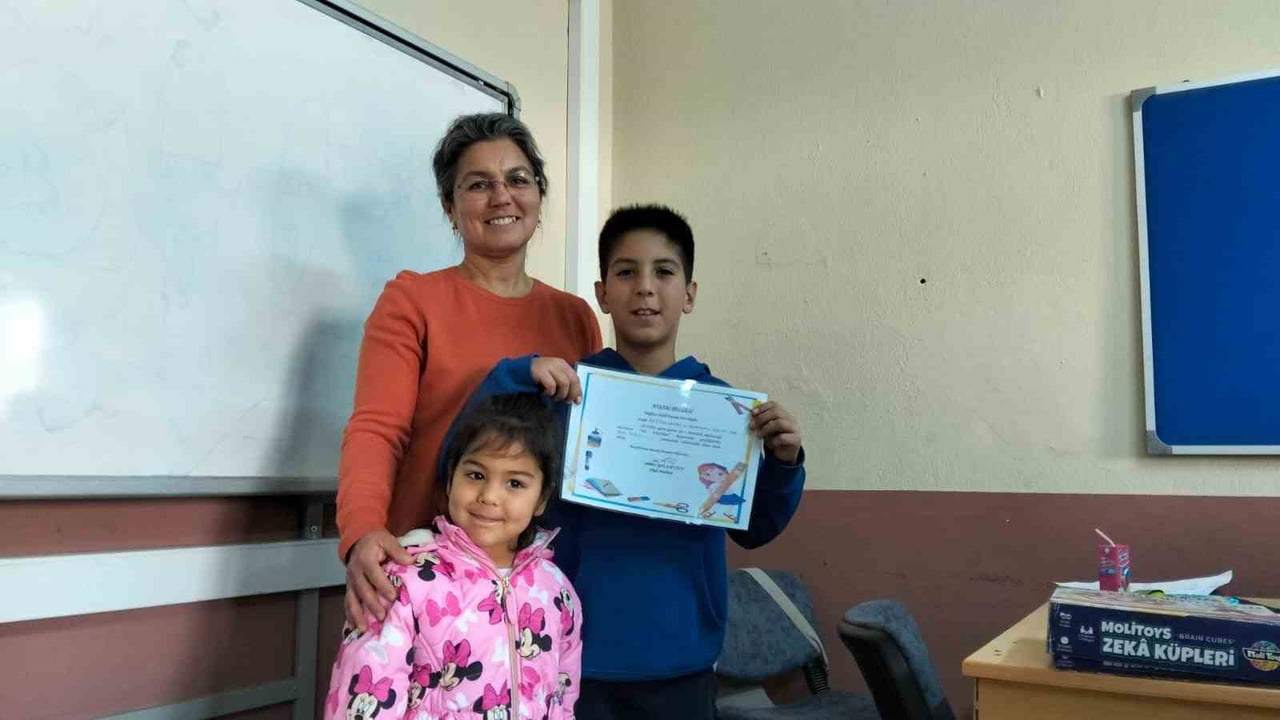 MANİSA’NIN SARIGÖL İLÇESİNDE BULUNAN BAĞLICA HALİL DURAN ORTAOKULU’NDA, YARIYIL TATİLİ ÖNCESİNDE...