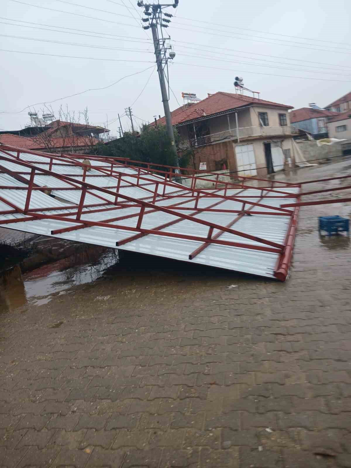 MANİSA’NIN SARIGÖL İLÇESİNDE GECE SAATLERİNDE YAĞMURLA BİRLİKTE ETKİLİ OLAN KUVVETLİ FIRTINA...