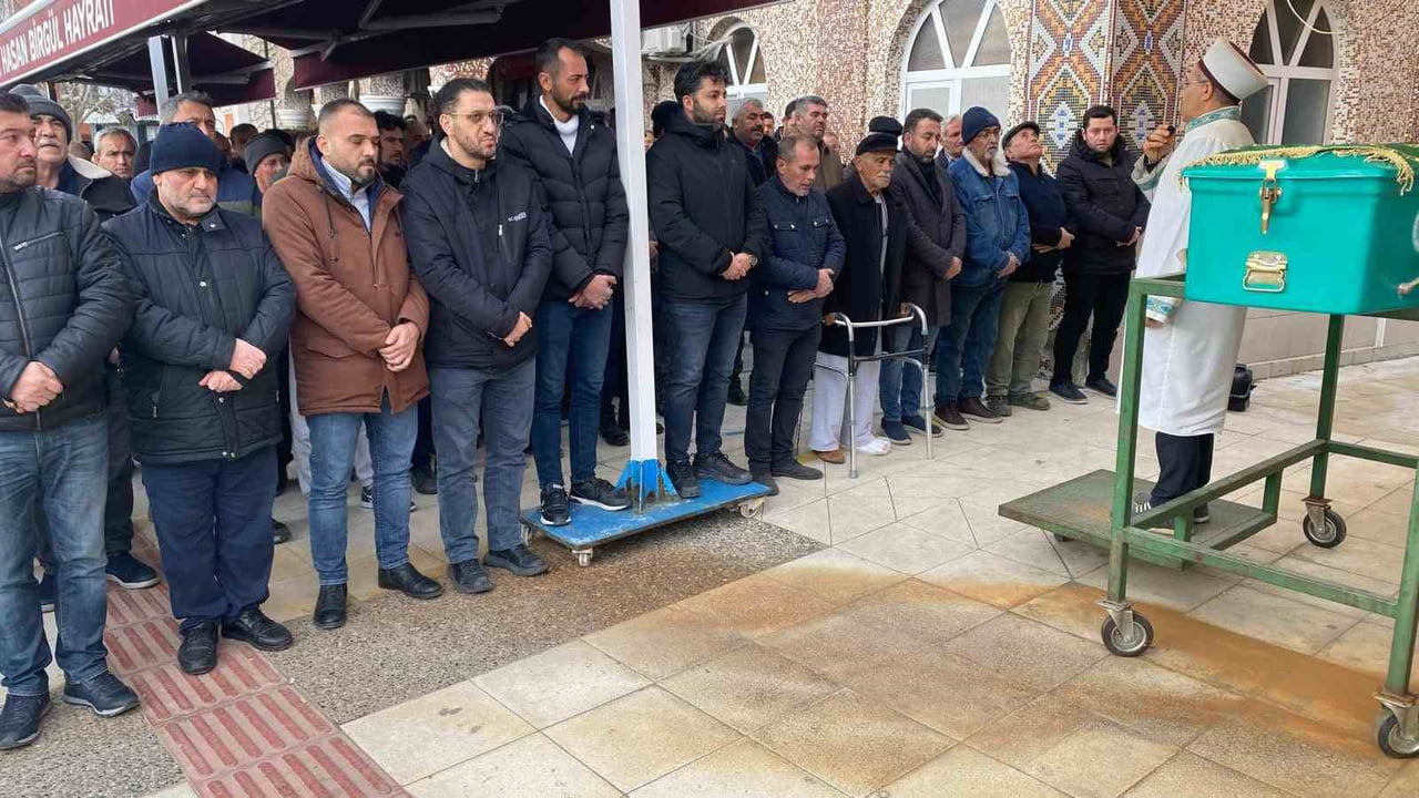 MANİSA’NIN SARIGÖL İLÇESİNDE MEYDANA GELEN TRAFİK KAZASINDA HAYATINI KAYBEDEN BABA İLE OĞLU...