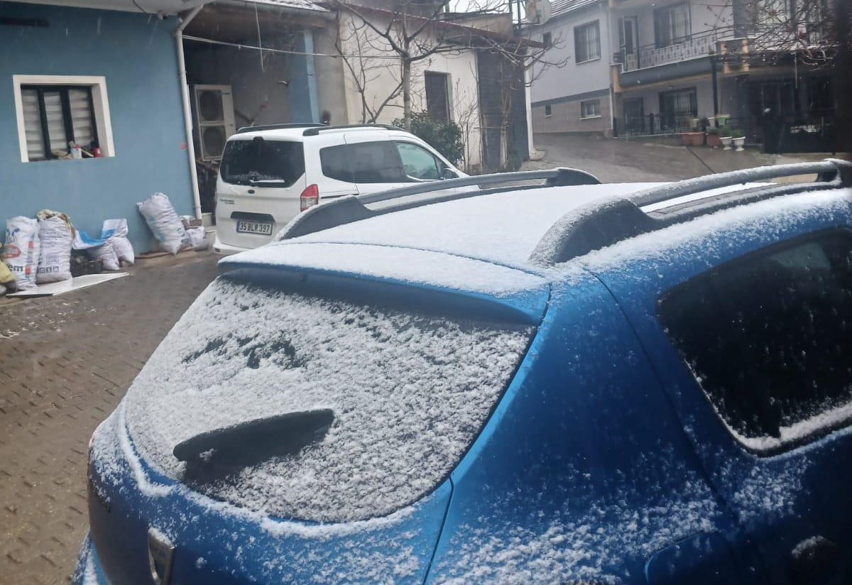 MANİSA’NIN SARIGÖL İLÇESİNDE SABAHA KARŞI ETKİLİ OLAN SOĞUK HAVA İLE BİRLİKTE, İLÇENİN YÜKSEK...