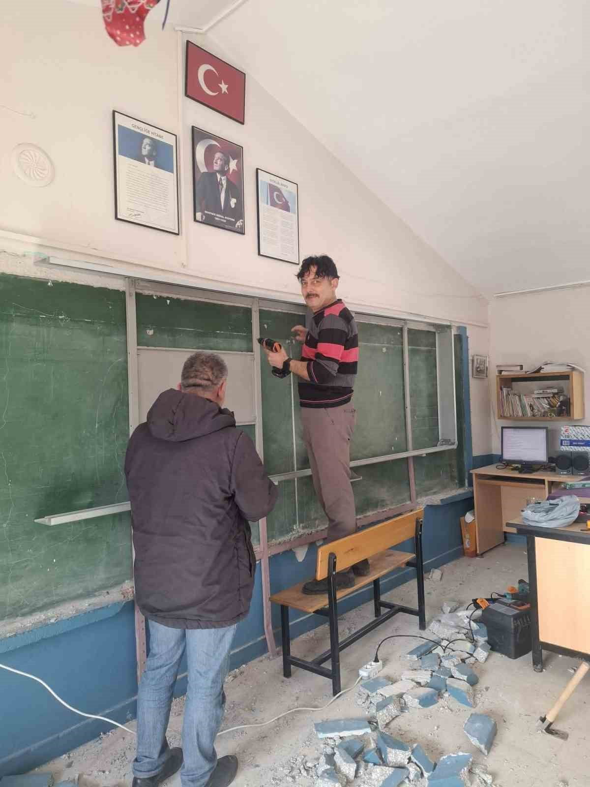 MANİSA’NIN SARIGÖL İLÇESİNE BAĞLI SIĞIRTMAÇLI İLKOKULU’NA KAZANDIRILAN İKİ ADET AKILLI TAHTA, OKUL...