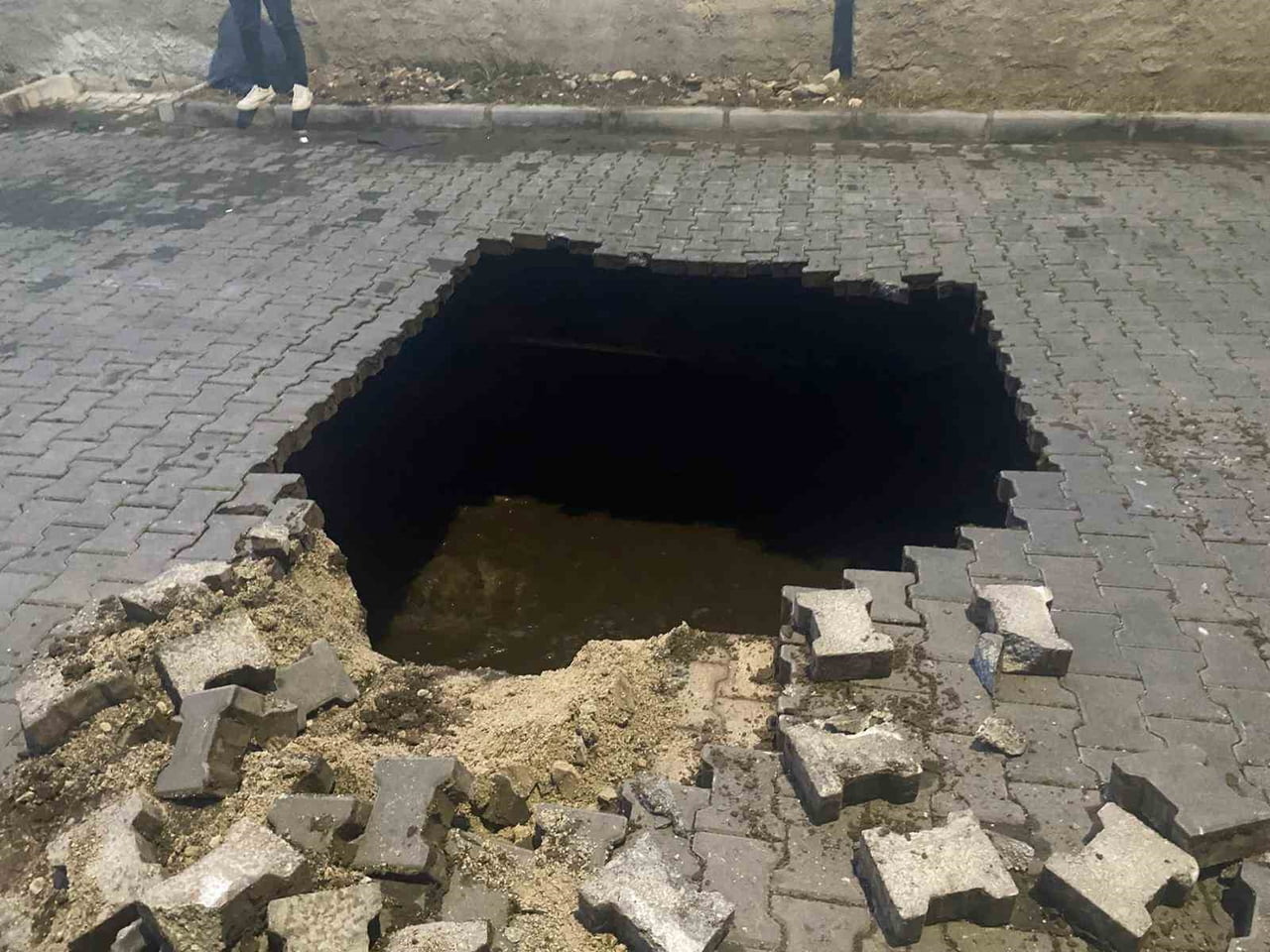 MANİSA’NIN TURGUTLU İLÇESİNDE MEYDANA GELEN YOL ÇÖKMESİ SONRASI YAPILAN İNCELEMELERDE, BİR KİŞİYE...