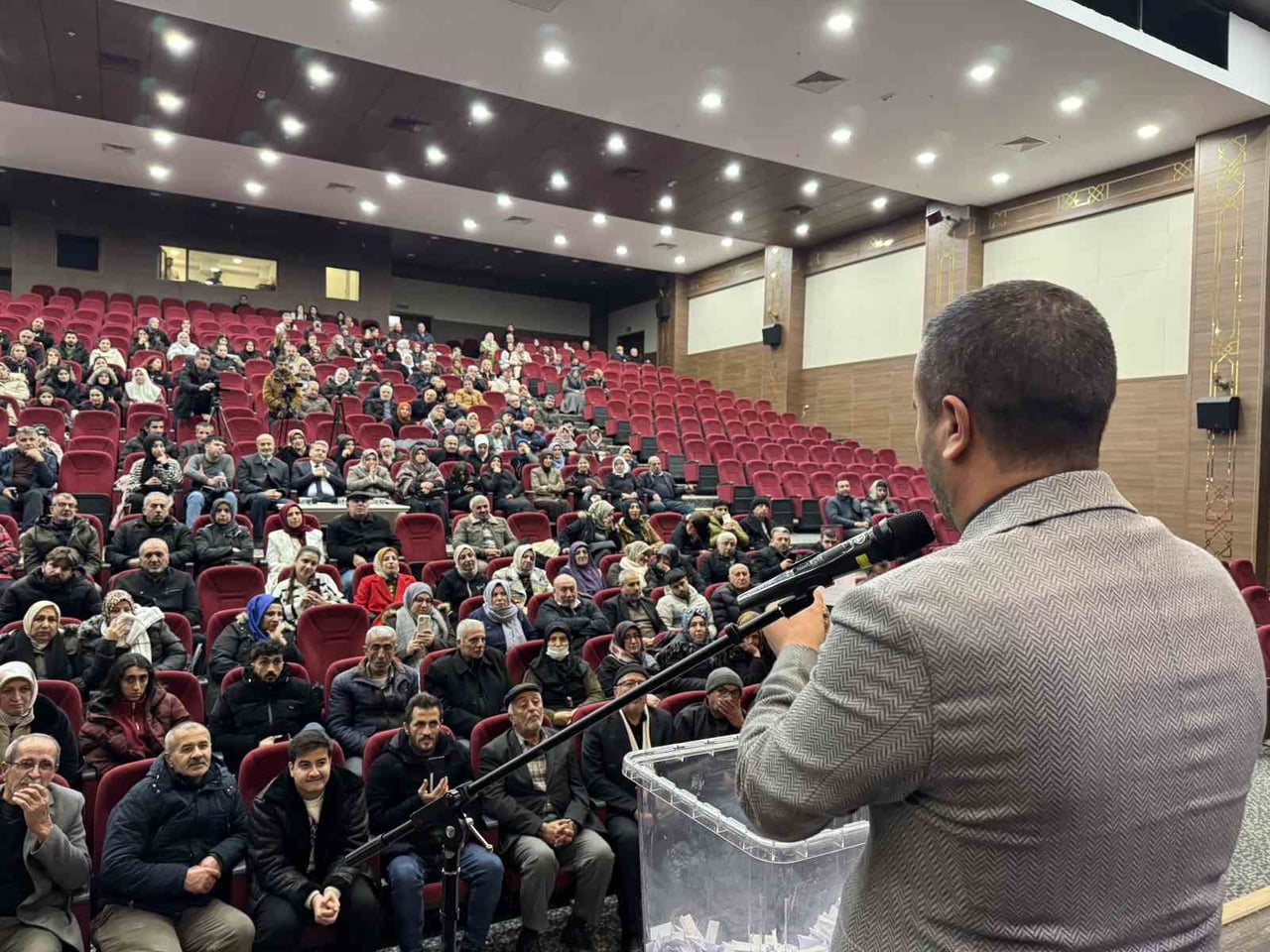 MARDİN'İN ARTUKLU İLÇESİNDE EVLİLİKTE 25 YILINI TAMAMLAYAN 47 ÇİFT İÇİN UMRE KURA ÇEKİMİ...