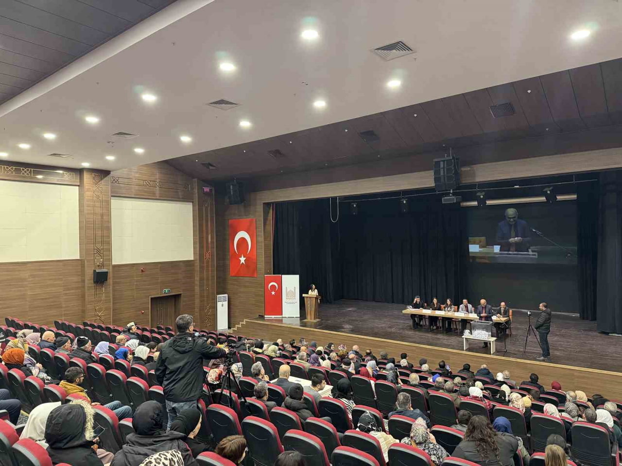 MARDİN'İN ARTUKLU İLÇESİNDE EVLİLİKTE 25 YILINI TAMAMLAYAN 47 ÇİFT İÇİN UMRE KURA ÇEKİMİ...