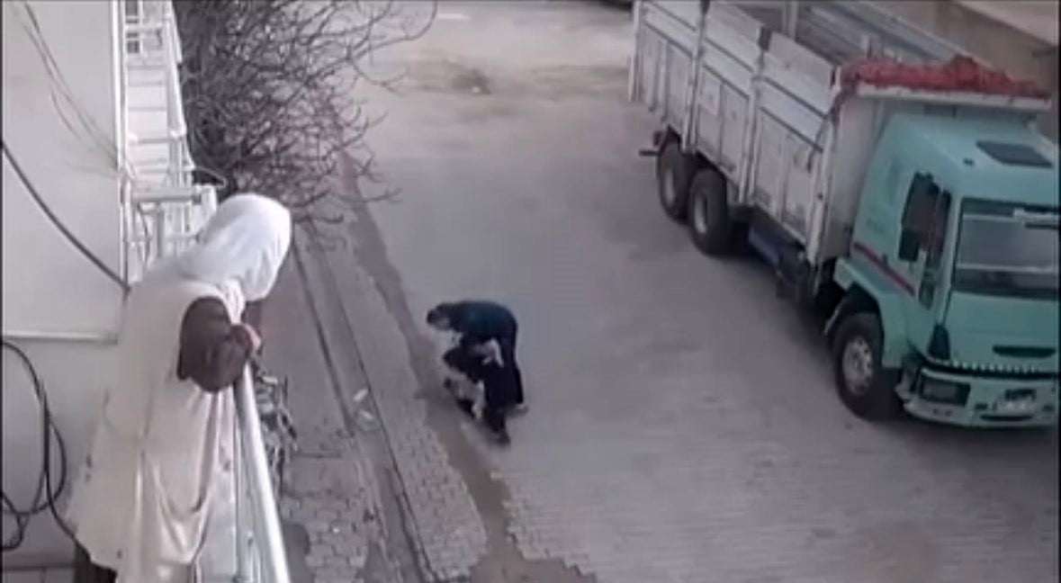 MARDİN'İN KIZILTEPE İLÇESİNDE SOKAK ORTASINDA BİR KİŞİ, BEBEKLİ BİR ANNEYE VE KÜÇÜK BİR ÇOCUĞA...