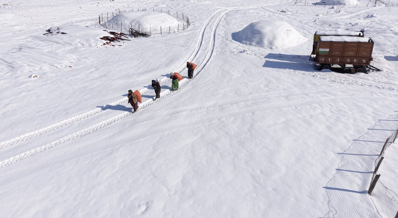 MARDİN'İN MAZIDAĞI İLÇESİNDE ETKİLİ OLAN KAR YAĞIŞI KIRSAL MAHALLELERDE HAYATI ZORLAŞTIRIRKEN...