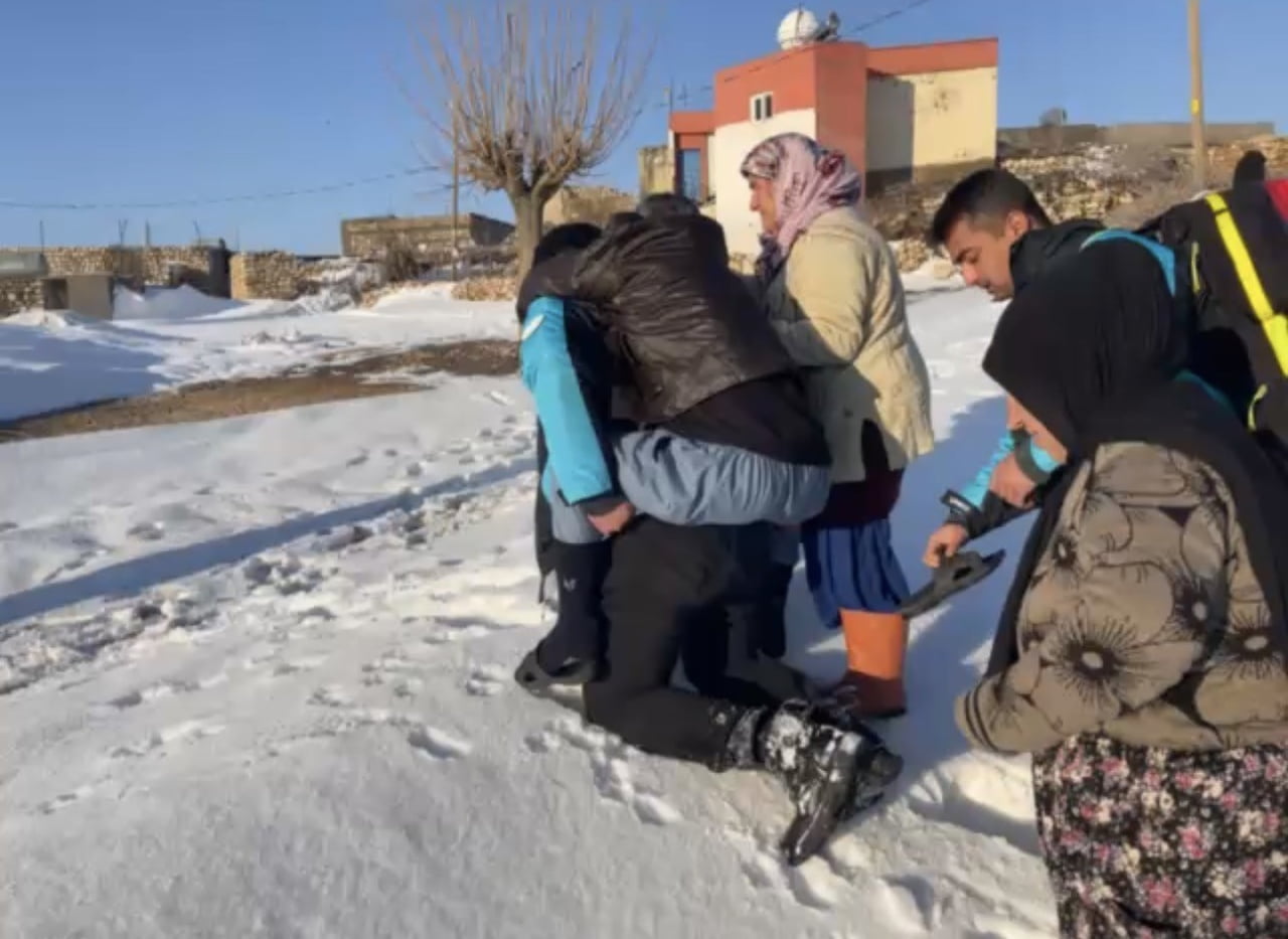 MARDİN’DE FEDAKAR SAĞLIK PERSONELİ: 84 YAŞINDAKİ HASTAYI SIRTINDA TAŞIDI