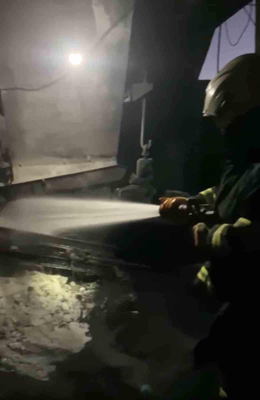 MARDİN’İN ARTUKLU İLÇESİNDE BİR KİREÇ FABRİKASINDA ÇIKAN YANGIN, EKİPLERİN MÜDAHALESİYLE...