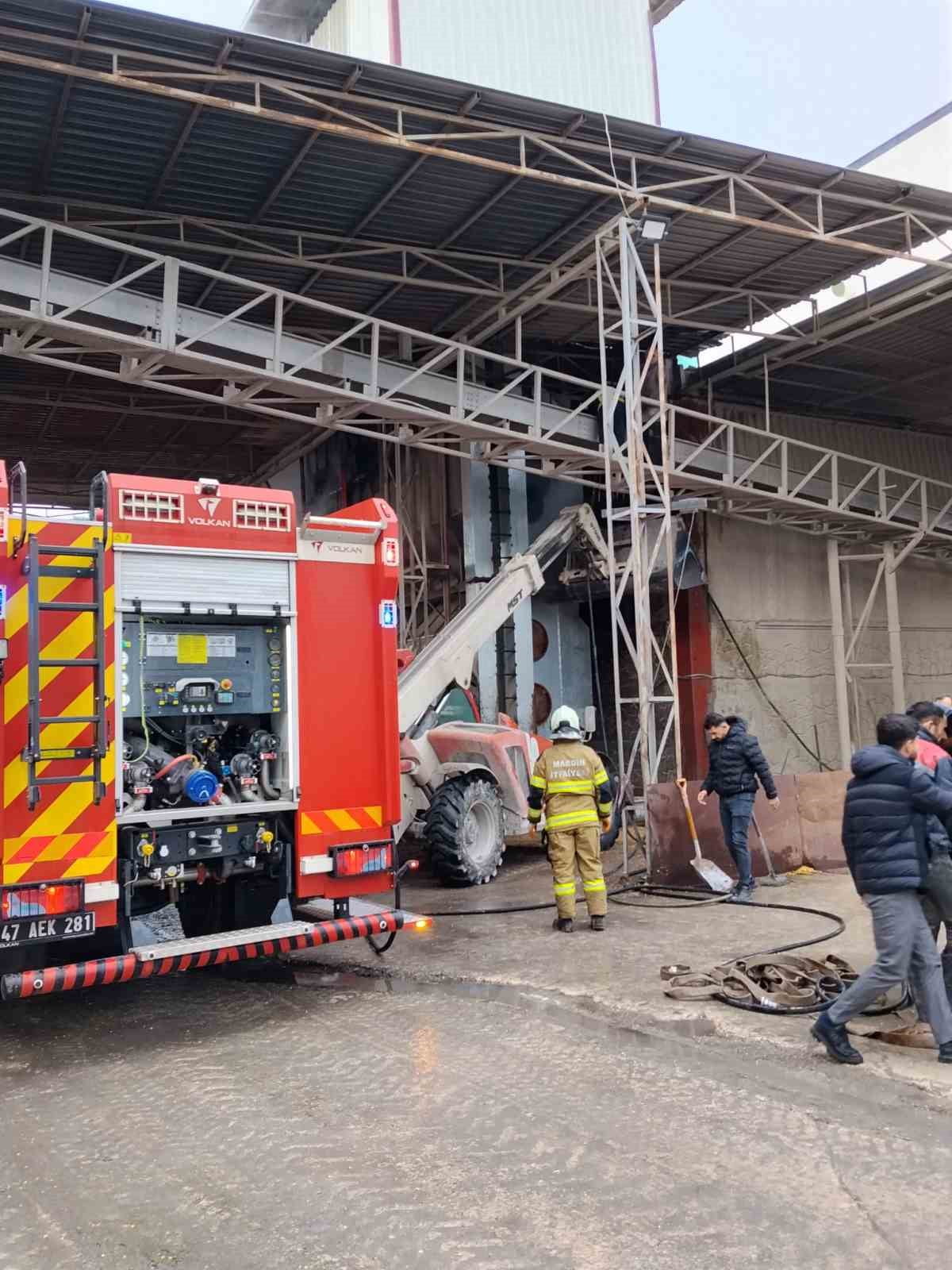 MARDİN’İN KIZILTEPE İLÇESİNDE MISIR KURUTMA TESİSİNDE ÇIKAN YANGIN, İTFAİYE EKİPLERİNİN...