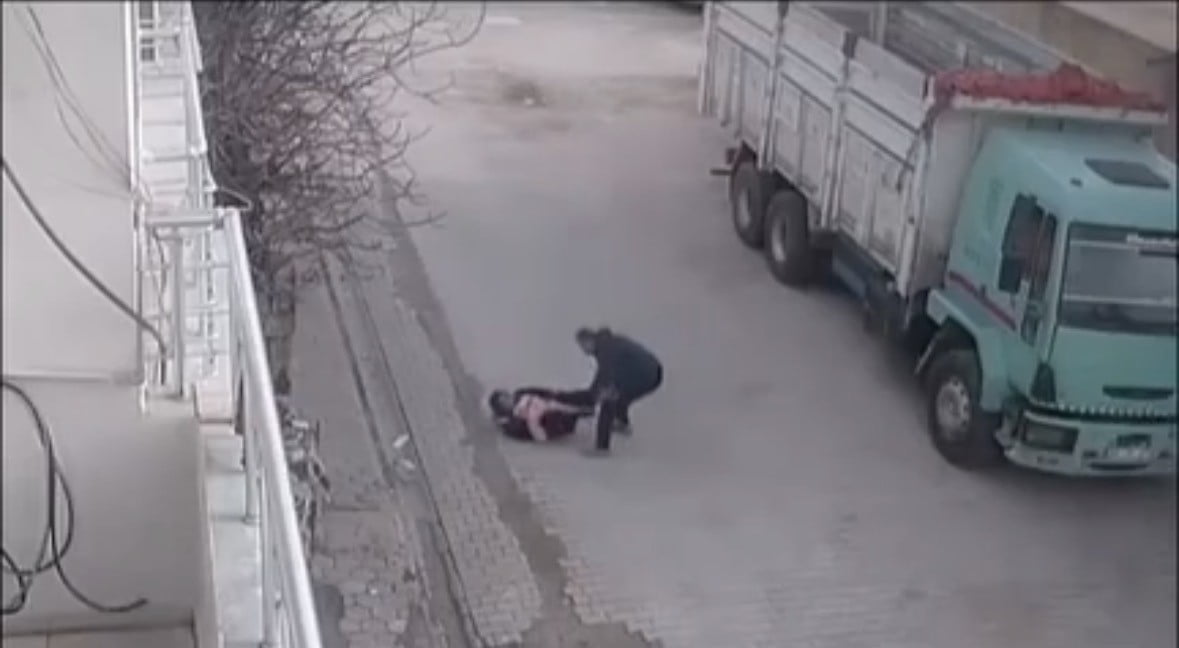 MARDİN’İN KIZILTEPE İLÇESİNDE PSİKOLOJİK SORUNLARI OLDUĞU İDDİA EDİLEN BİR ŞAHIS, SOKAK ORTASINDA...