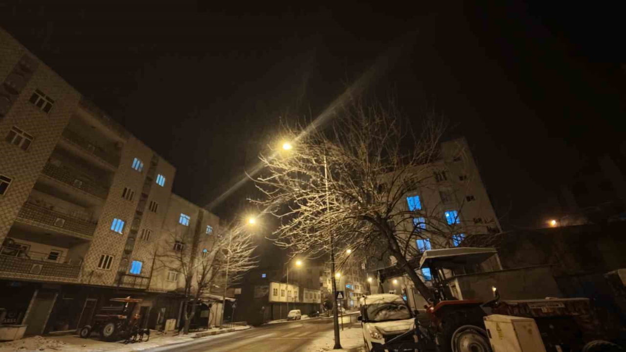 MARDİN’İN MAZIDAĞI İLÇESİNDE AKŞAM SAATLERİNDE BAŞLAYAN KAR YAĞIŞI ETKİSİNİ...