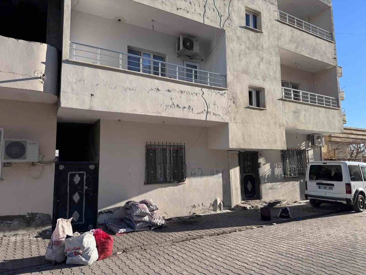 MARDİN’İN NUSAYBİN İLÇESİNDE İKİ KIZ KARDEŞ, EVLERİNDE SİLAHLA VURULMUŞ HALDE ÖLÜ...