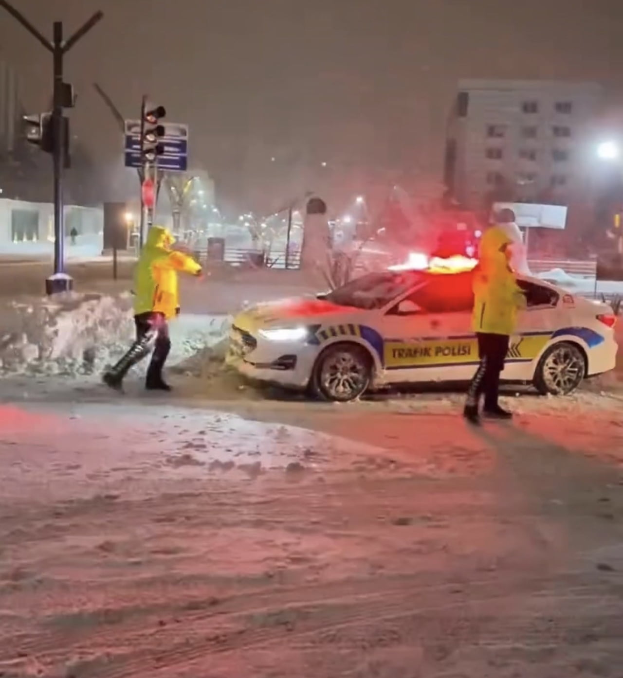 MARDİN MERKEZDE GÖREV YAPAN TRAFİK POLİSLERİ, AKŞAM SAATLERİNDE UYGULAMA YAPTIKLARI SIRADA...
