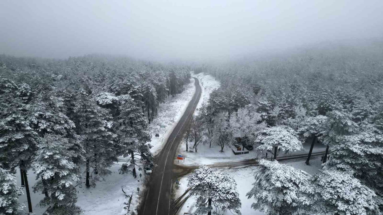 MARMARA İLE EGE BÖLGESİ'Nİ FİZİKİ OLARAK AYIRAN KAZDAĞLARI'NDA ETKİLİ OLAN KAR YAĞIŞI SONRASI...