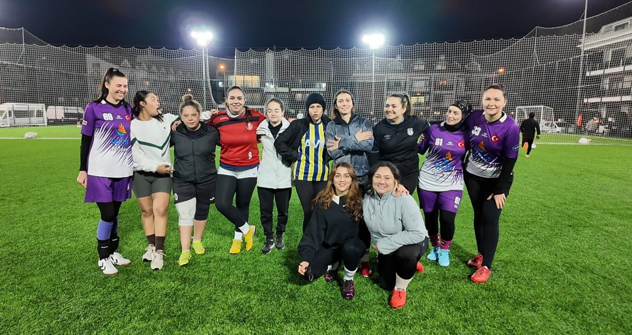 MARMARİS’TE KADINLARDAN 9 YILLIK FUTBOL GELENEĞİ: "HEM SPOR YAPIYORUZ HEM STRES ATIYORUZ