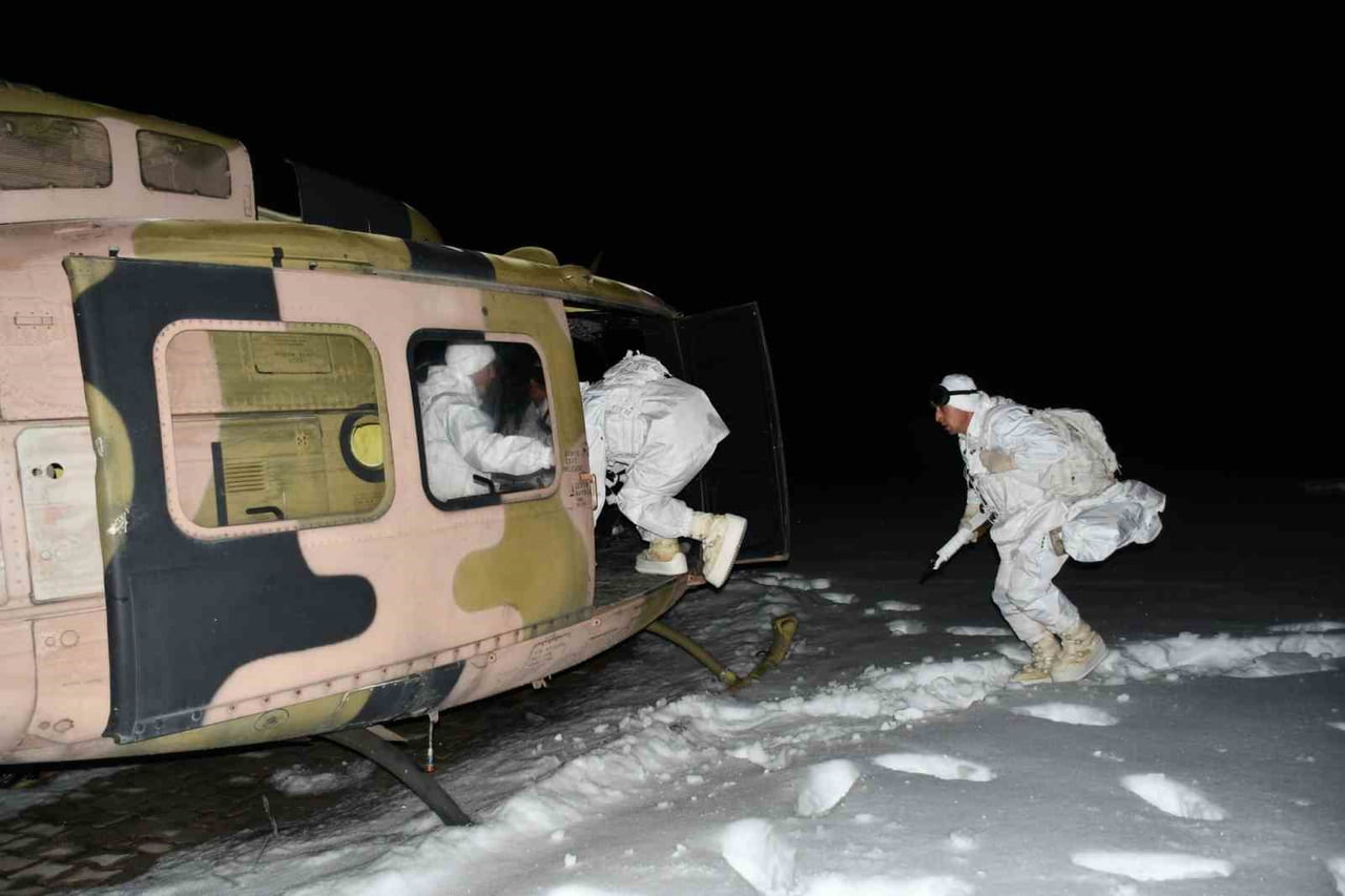 MEHMETÇİĞİN KARLI ARAZİDE GECE EĞİTİMİ