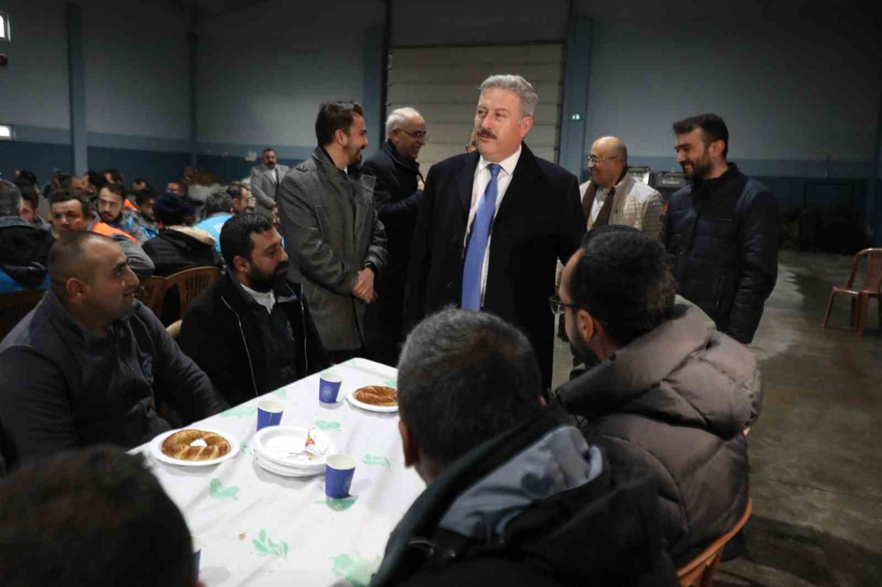 MELİKGAZİ BELEDİYE BAŞKANI DOÇ. DR. MUSTAFA PALANCIOĞLU, TEKNİK BİRİMLERDEKİ SAHA ÇALIŞANLARI İLE...