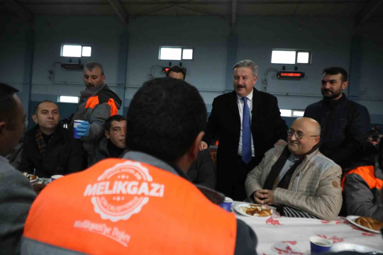 MELİKGAZİ BELEDİYE BAŞKANI DOÇ. DR. MUSTAFA PALANCIOĞLU, TEKNİK BİRİMLERDEKİ SAHA ÇALIŞANLARI İLE...