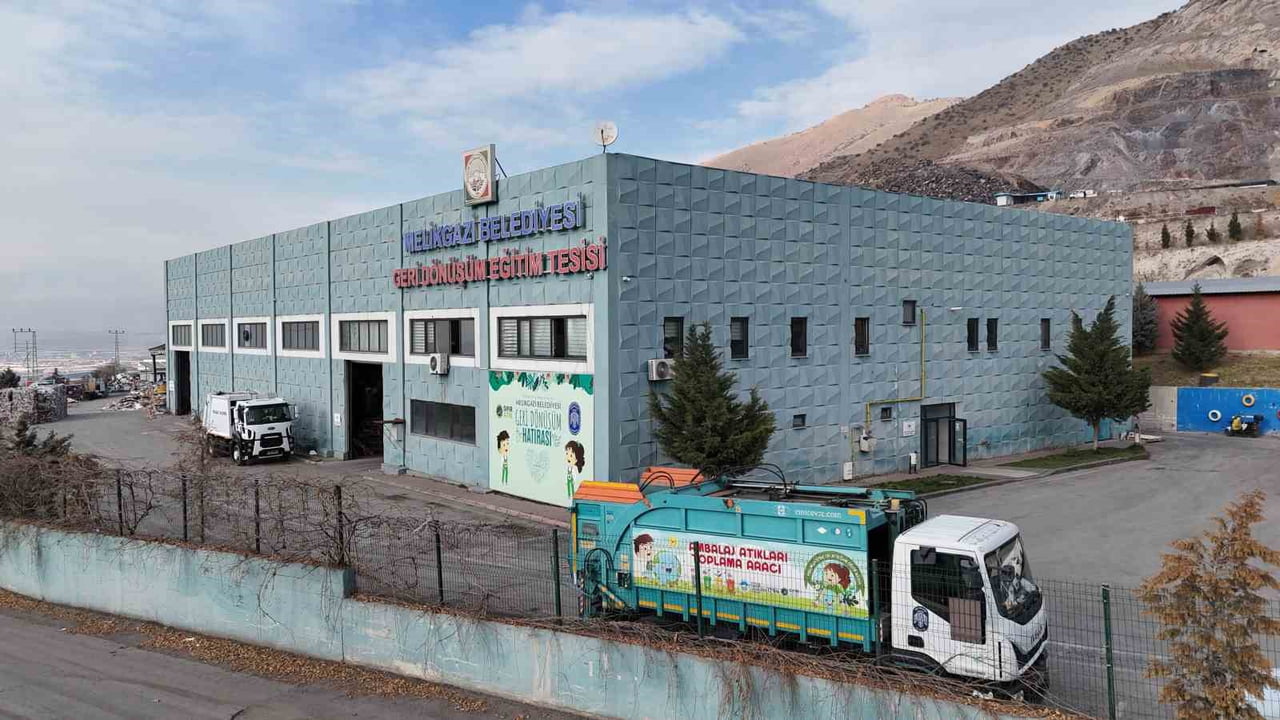 MELİKGAZİ BELEDİYESİ GERİ DÖNÜŞÜM TESİSİ’NDE YILLIK ORTALAMA 9000 TON GERİ DÖNÜŞTÜRÜLEBİLİR ATIK...