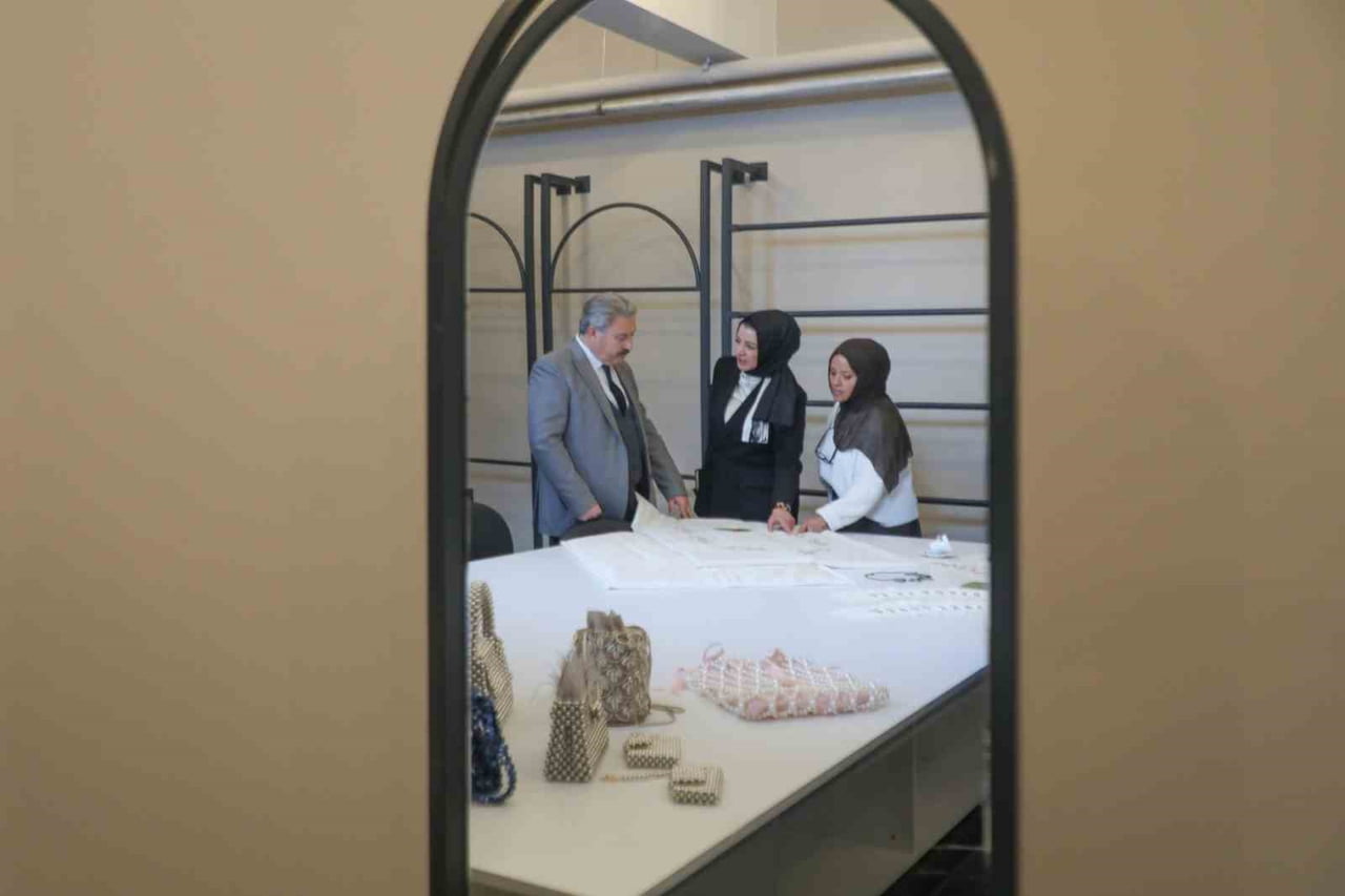 MELİKGAZİ BELEDİYESİ, İLÇEDE YAŞAYAN KADINLARIN ÇEŞİTLİ ÜRÜNLER ÜRETEREK EV EKONOMİSİNE KATKI...