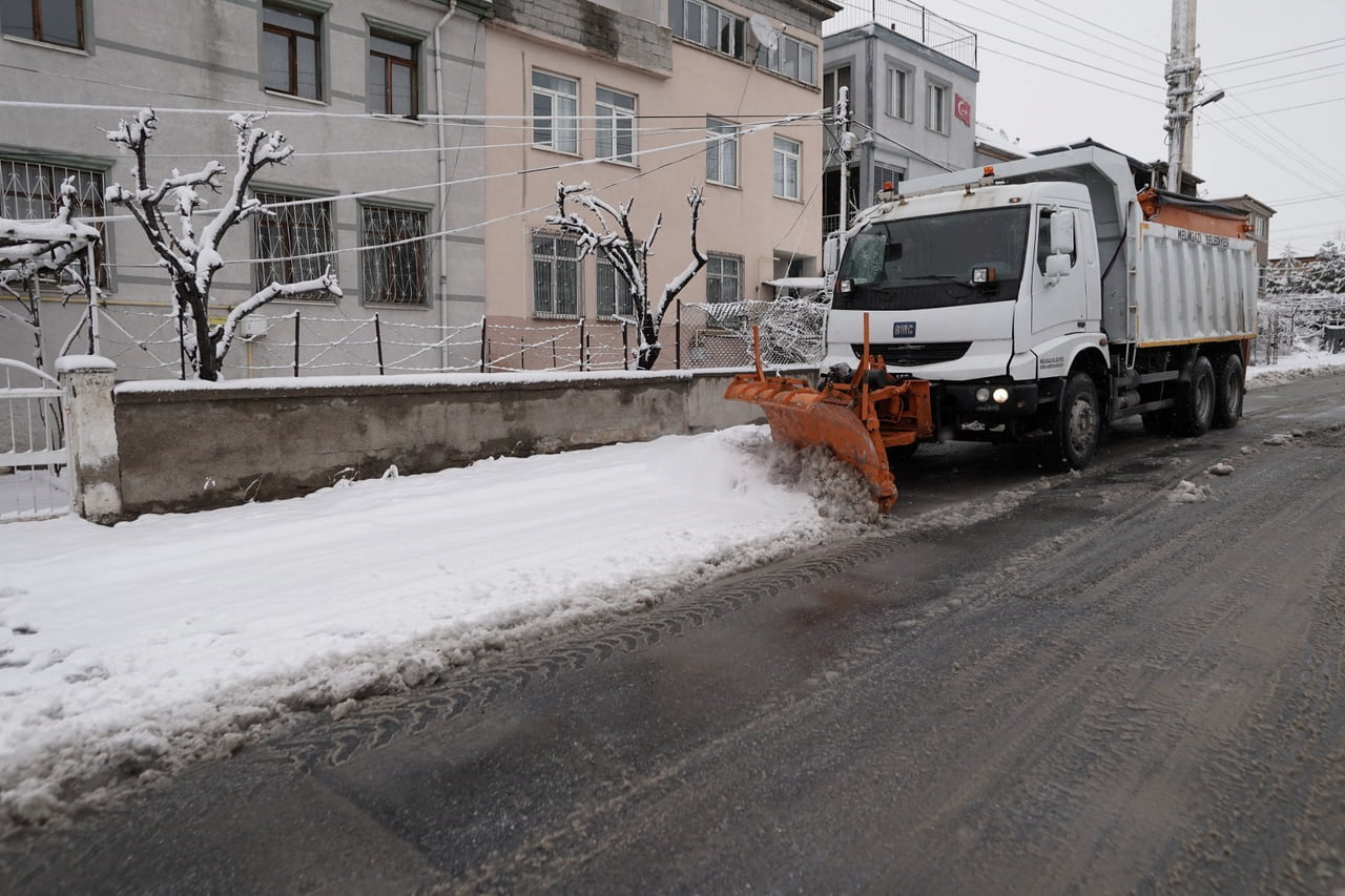 MELİKGAZİ BELEDİYESİ, KARLA MÜCADELE EKİPLERİ İLÇE GENELİNDE MERKEZ VE KIRSAL MAHALLELER OLMAK...