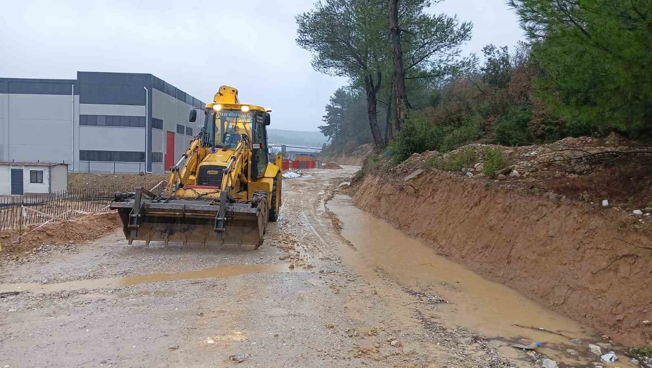 MENTEŞE BELEDİYESİ EKİPLERİ, İLÇEDE ETKİLİ OLAN ŞİDDETLİ YAĞIŞ, FIRTINA VE DOLU NEDENİYLE...
