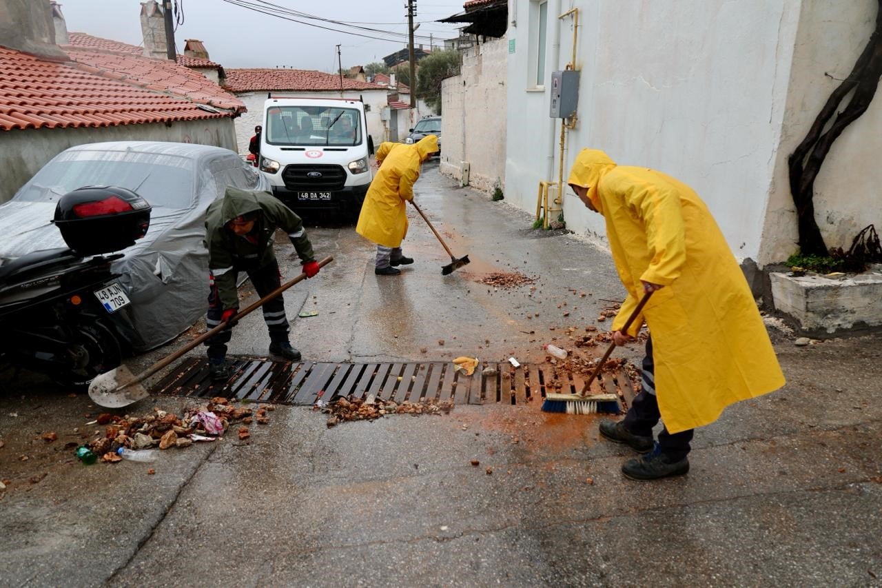 MENTEŞE BELEDİYESİ EKİPLERİ, İLÇEDE ETKİLİ OLAN ŞİDDETLİ YAĞIŞ, FIRTINA VE DOLU NEDENİYLE...