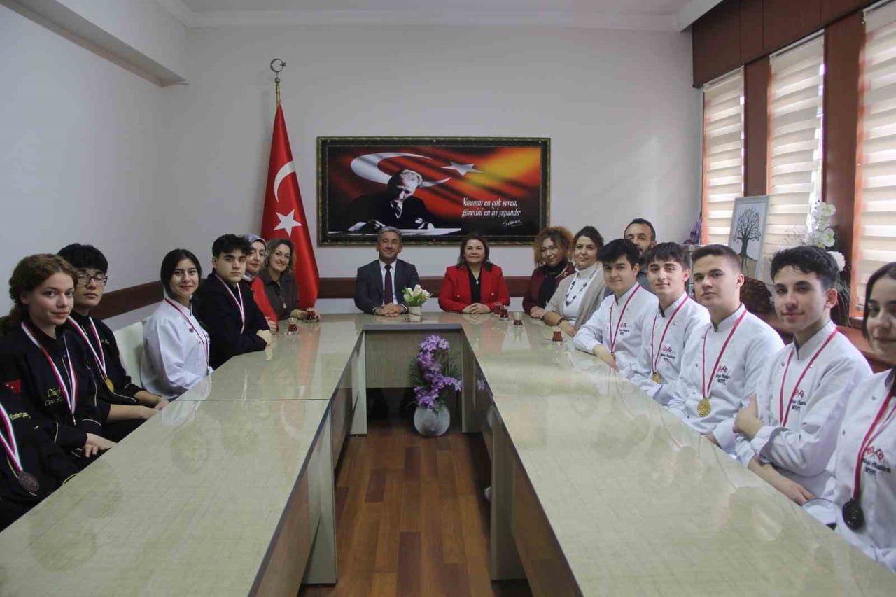 MENTEŞELİ GENÇ ŞEFLERDEN İSTANBUL’DA MADALYA YAĞMURU