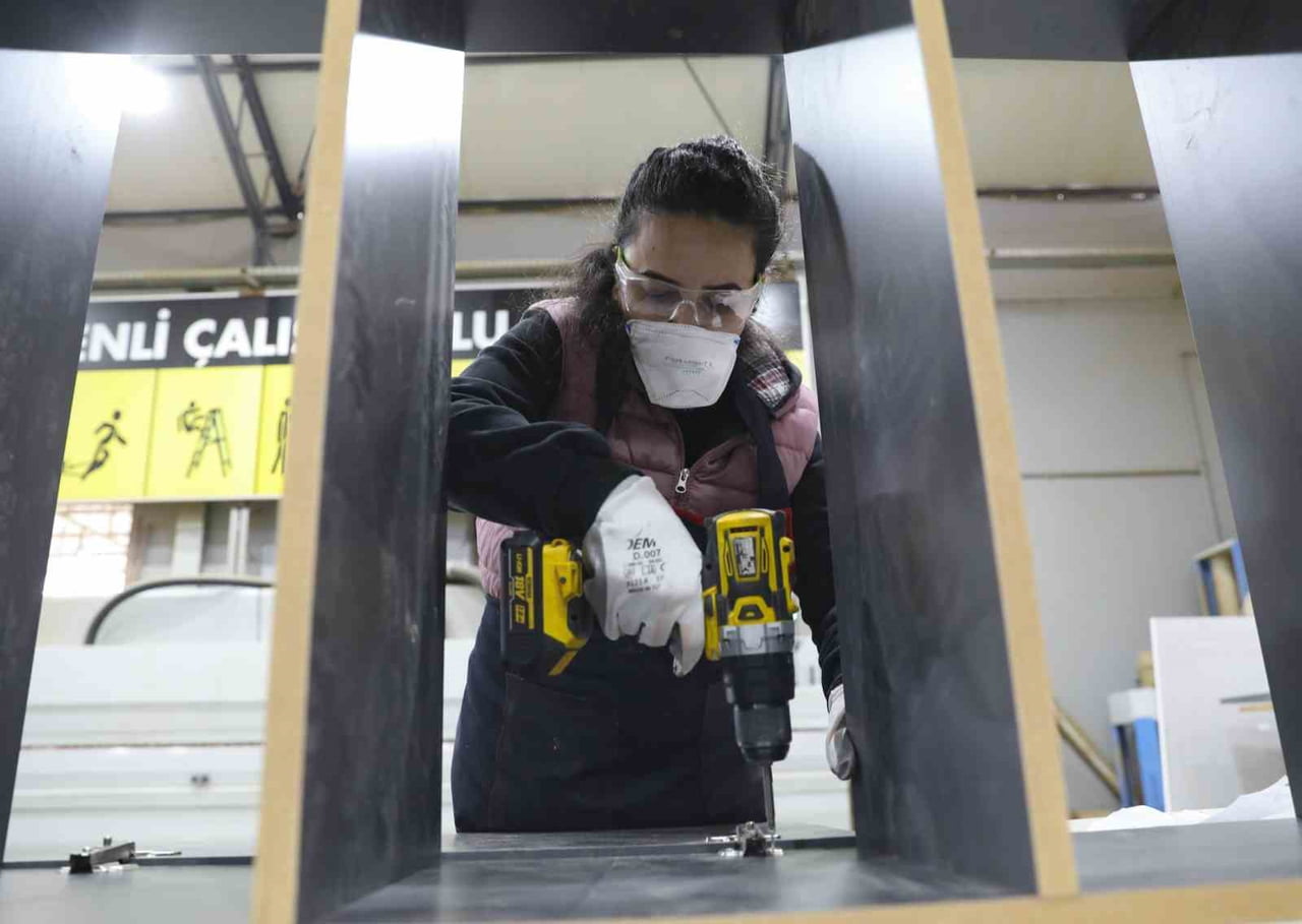 MERSİN'DE 'MOBİLYA İMALAT VE MONTAJ' KURSLARINI KADINLAR DA TERCİH ETMEYE BAŞLARKEN 12 YILLLIK...