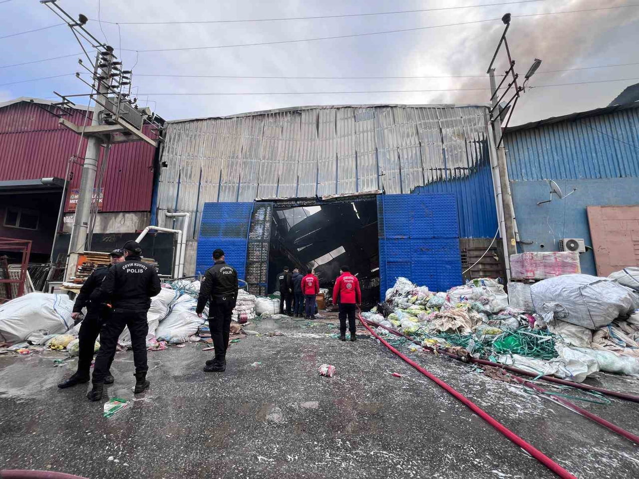 MERSİN'DE BİR GERİ DÖNÜŞÜM TESİSİNİN PLASTİK HAM MADDELERİNİN OLDUĞU DEPODA ÇIKAN YANGIN ÇOK...