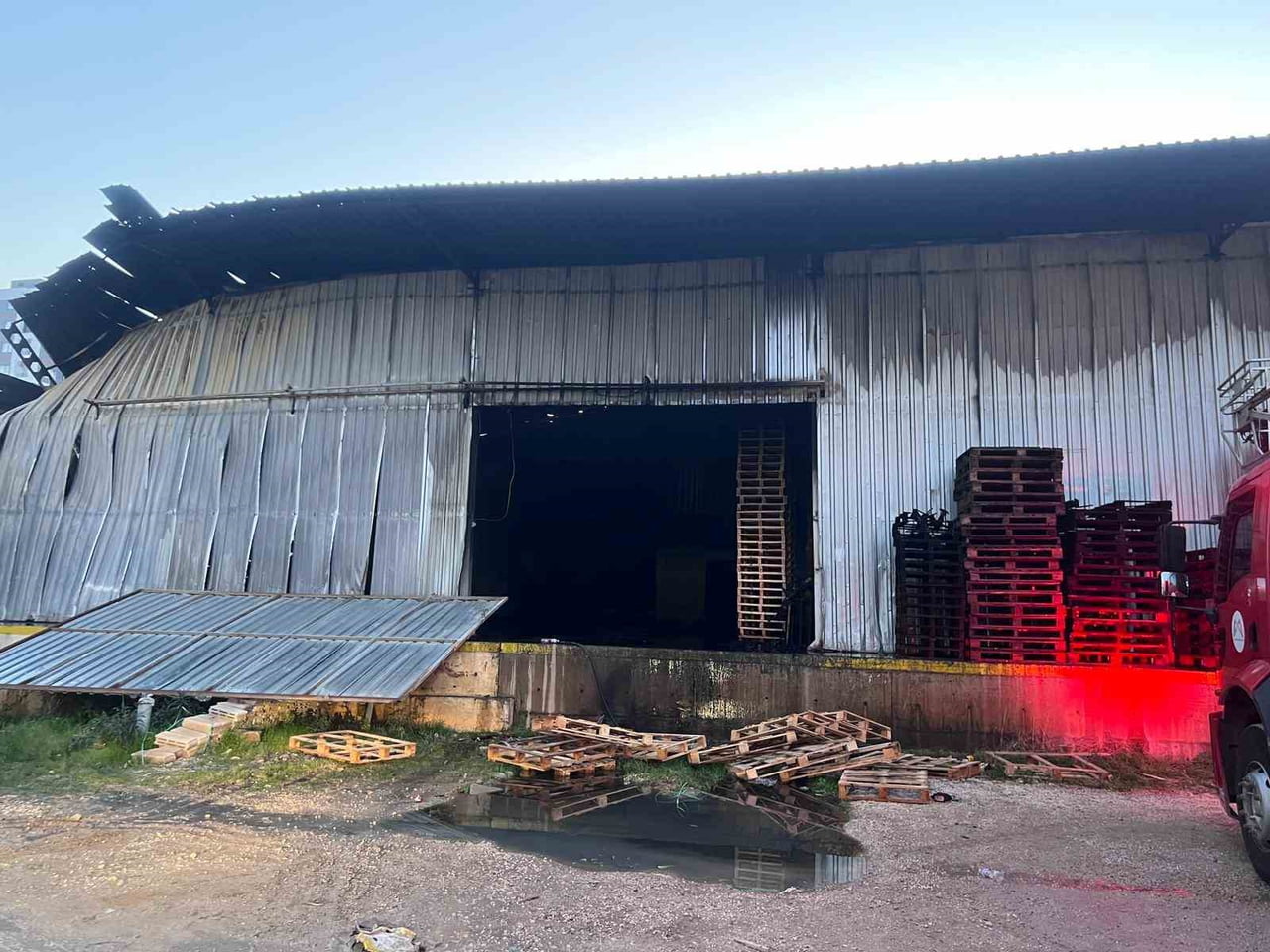 MERSİN'DE BİR NARENCİYE FABRİKASININ PAKETLEME BÖLÜMÜNE YANGIN ÇIKTI, ÇOK SAYIDA İTFAİYEYE...