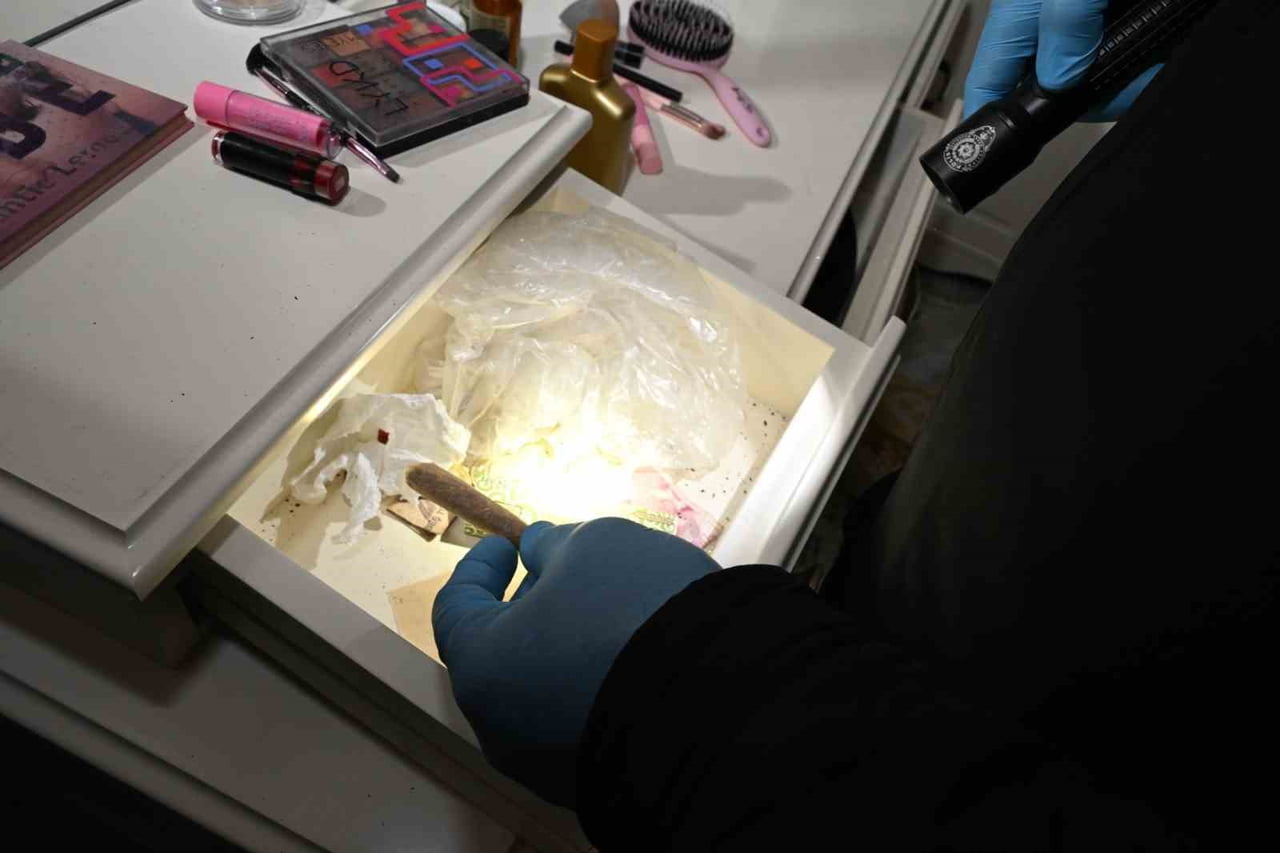 MERSİN'DE ÖZEL HAREKAT TİMLERİNİN KATILDIĞI BASKINDA CİNAYETTEN 27 YIL HAPİS CEZASI ALAN FİRARİ...