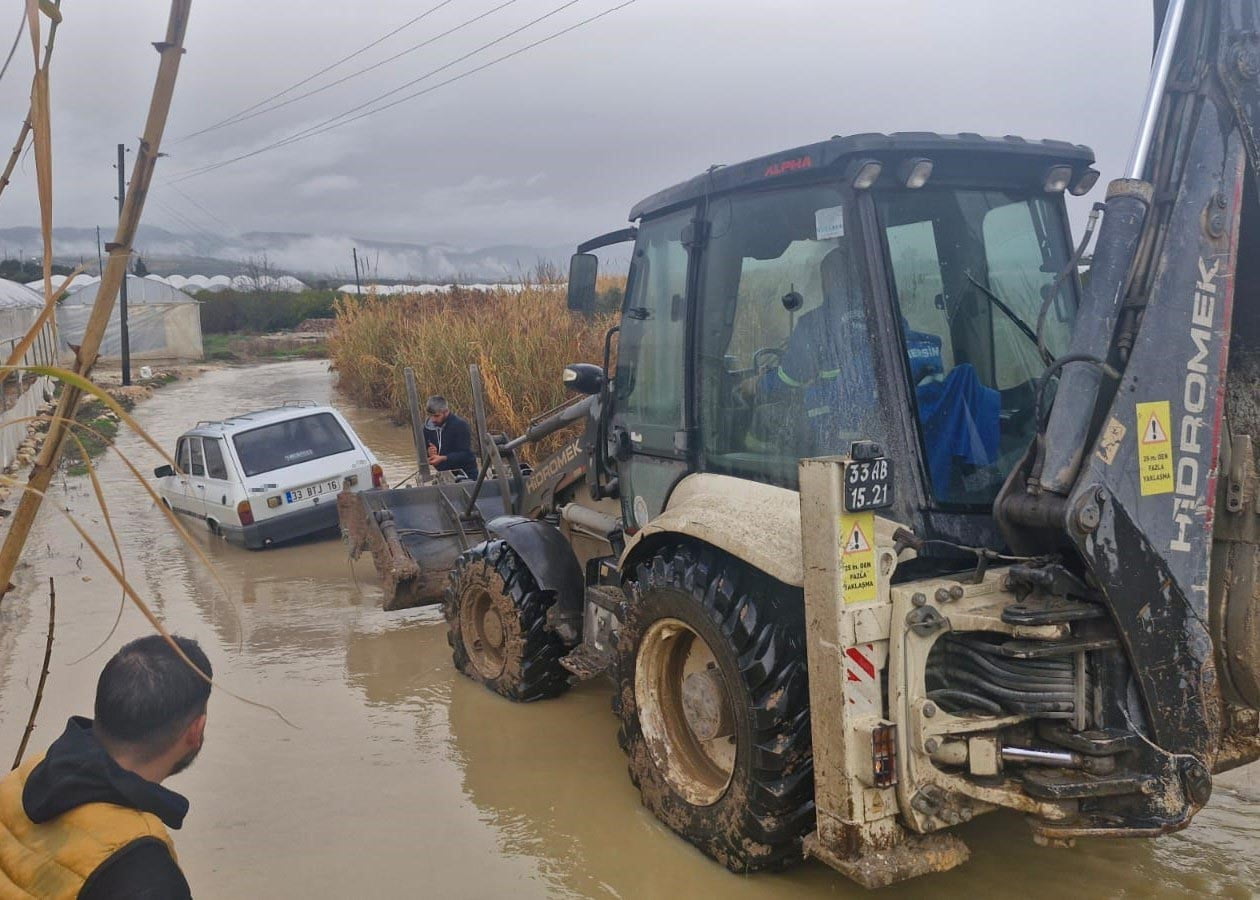 MERSİN'DE SU BASKINLARI VE SELE NEDEN OLAN YAĞIŞLARIN ARDINDAN EKİPLERİN BÖLGEDEKİ ÇALIŞMALARI...
