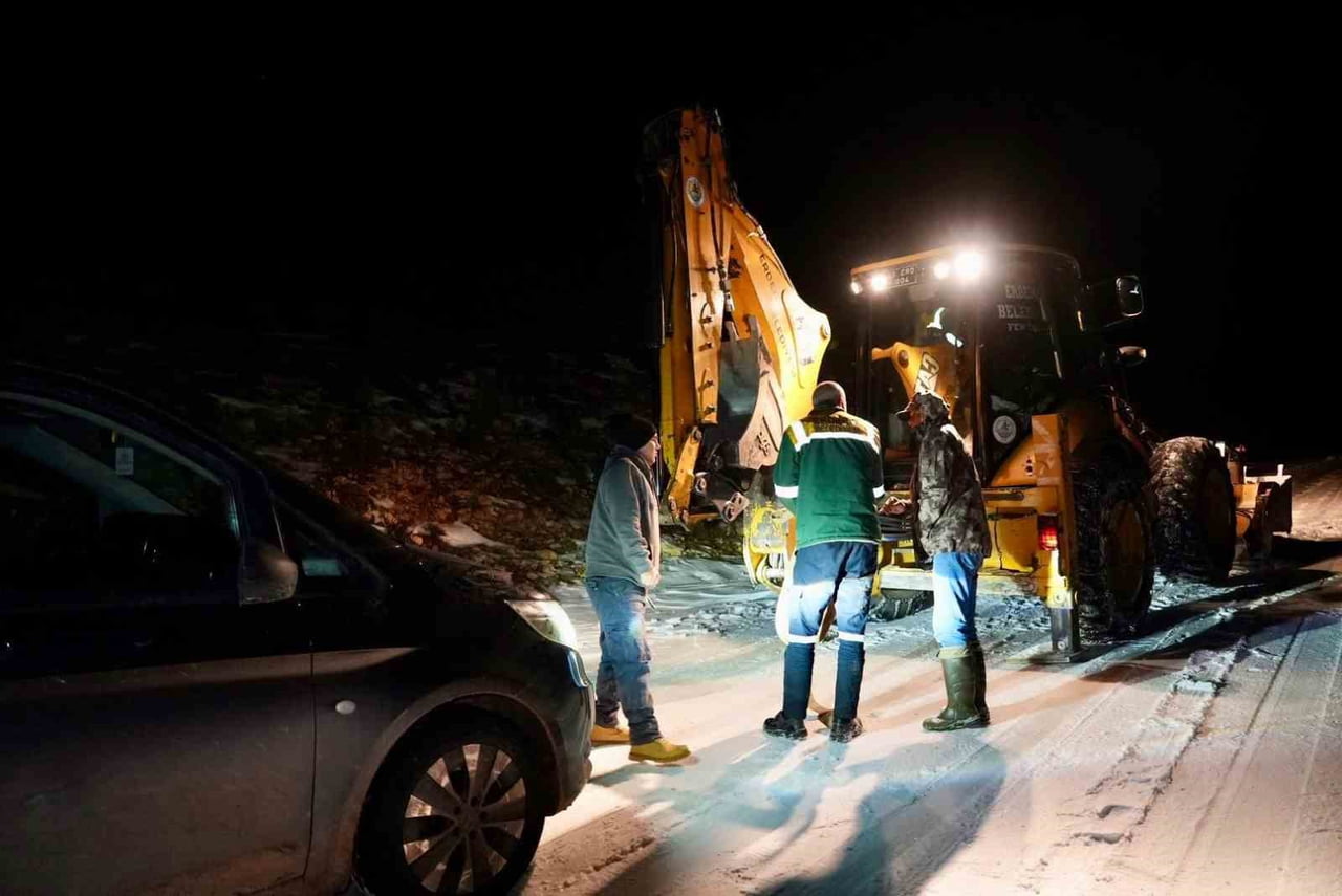 MERSİN'İN ERDEMLİ İLÇESİNİN YÜKSEK RAKIMLI BÖLGESİNDE ARAÇLARIYLA MAHSUR KALAN 2 KİŞİ BELEDİYE...