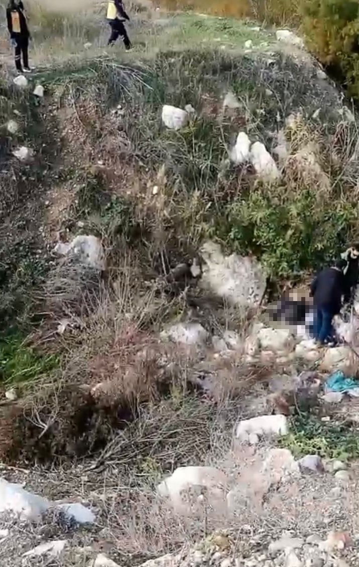 MERSİN'İN SİLİFKE İLÇESİNDE BOŞ ARAZİDE CESET BULUNDU. YAPILAN PARMAK İZİ İNCELEMESİNDE CESEDİN...