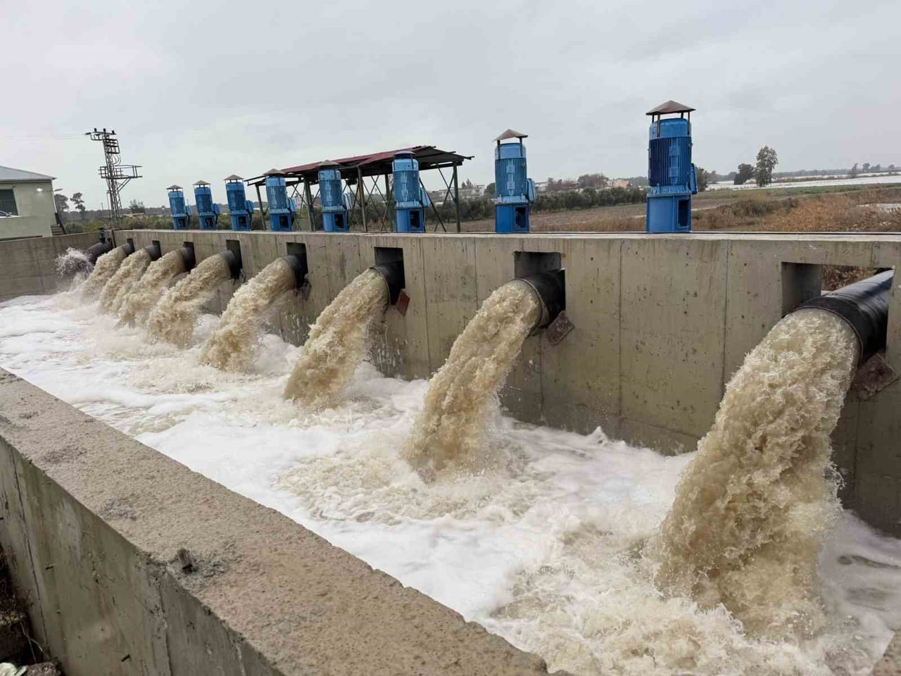 MERSİN'İN TARSUS İLÇESİNDE YILLAR ÖNCE SEL SULARININ TAHLİYESİ İÇİN KURULAN 9 TANE MOTOPOMP...