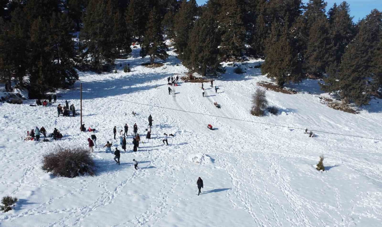 MERSİN'İN YÜKSEK RAKIMLI BÖLGELERİNDE ETKİLİ OLAN KAR YAĞIŞI EN ÇOK ÇOCUKLARI...