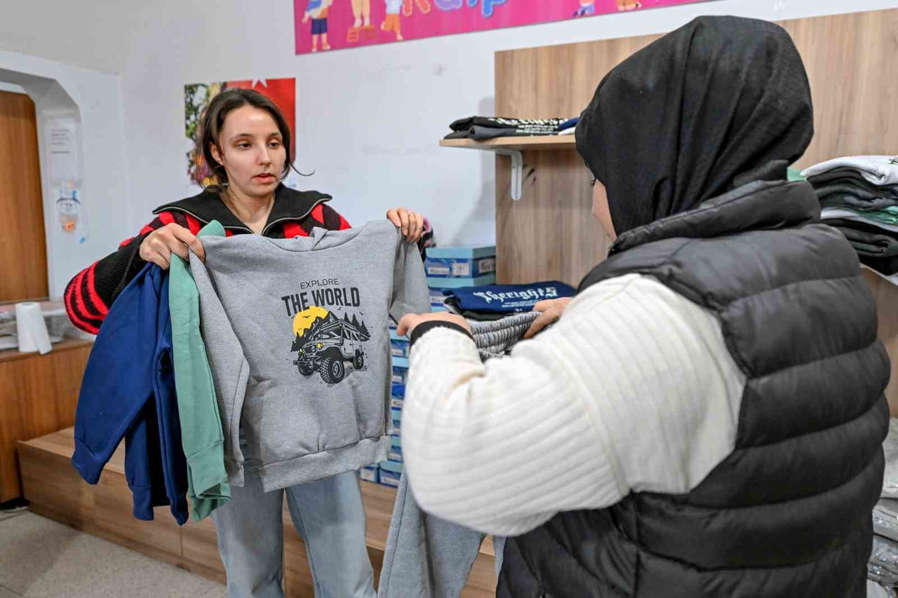 MERSİN BÜYÜKŞEHİR BELEDİYESİ, KIYAFET EVLERİ ARACILIĞIYLA HAYAT PAHALILIĞI KARŞISINDA DAR GELİRLİ...