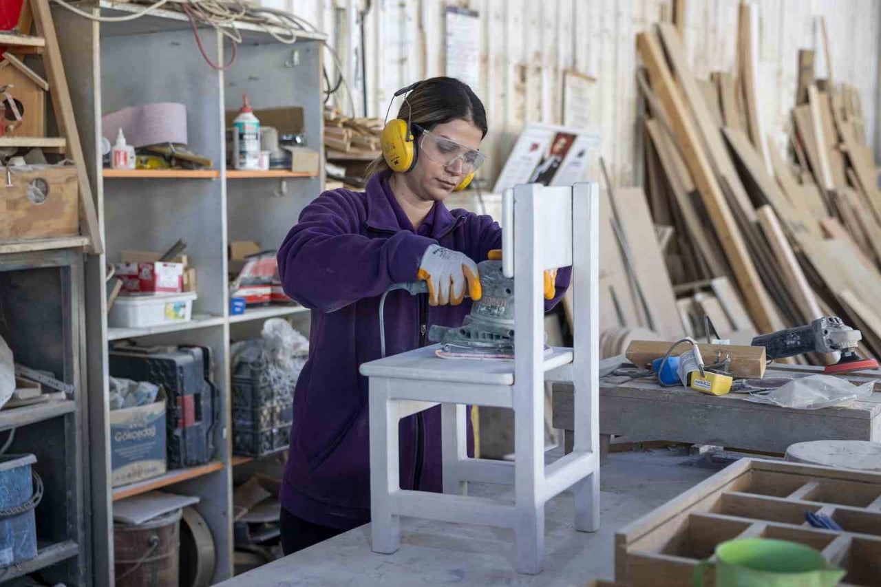 MERSİN BÜYÜKŞEHİR BELEDİYESİ, TARSUS GERİ DÖNÜŞÜM ATÖLYESİ’NDE YIL BOYUNCA YÜRÜTÜLEN ÜRETİM VE...