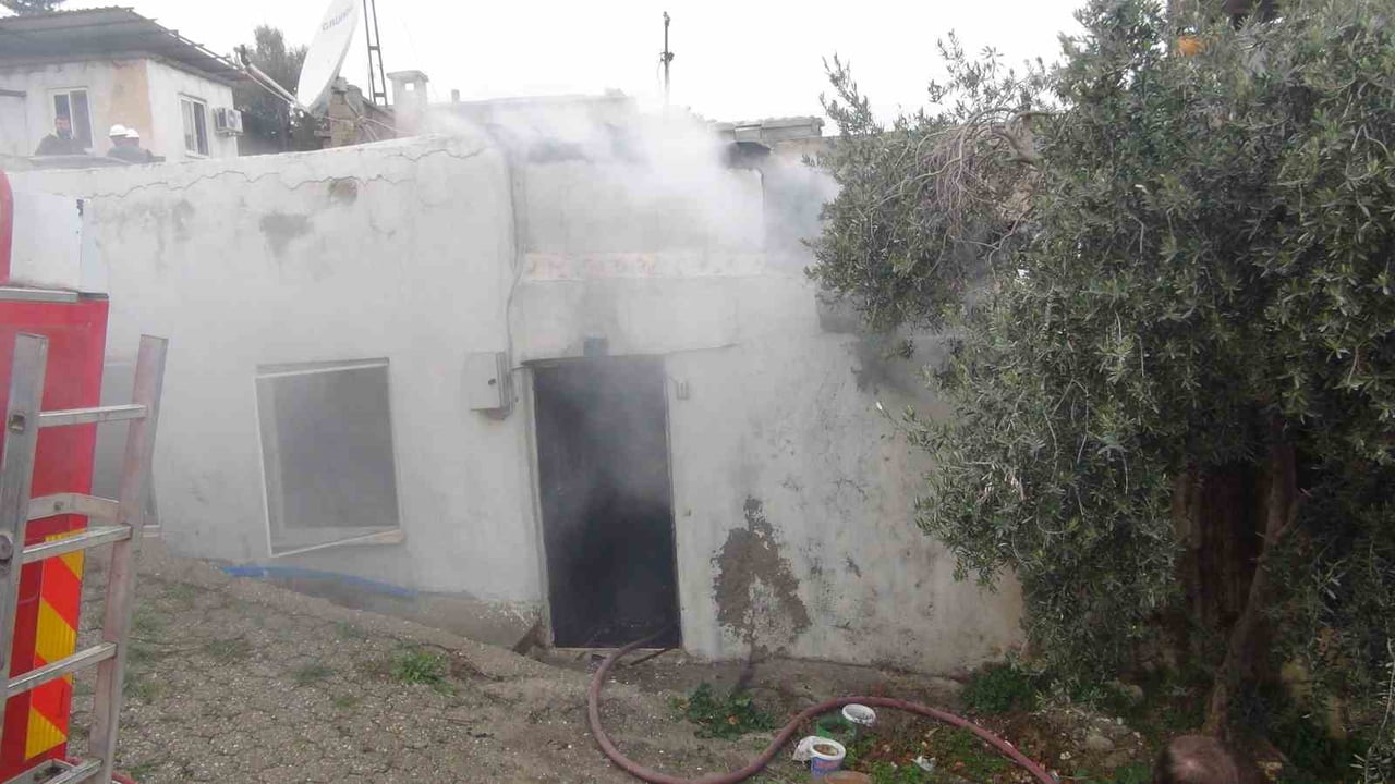 MERSİN’DE EV YANGINI: BİR EV KULLANILAMAZ HALE GELDİ