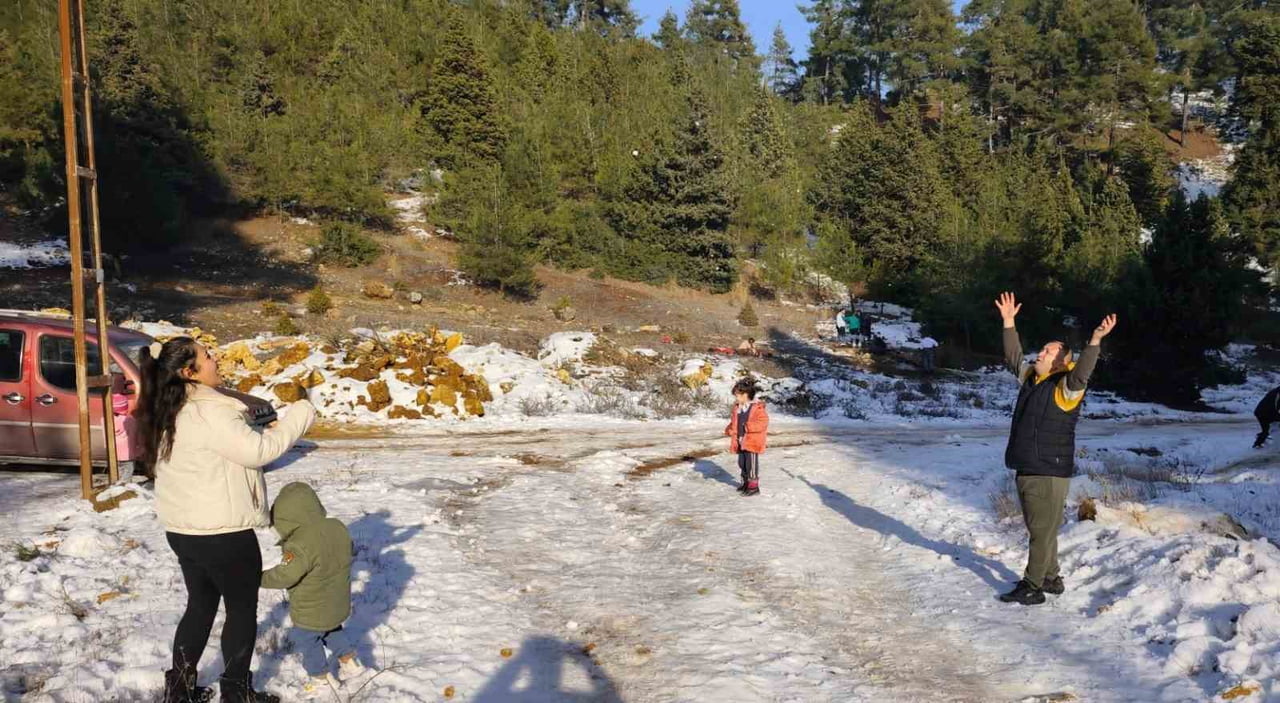 MERSİN’DE HAFTA SONUNU FIRSAT BİLEN VATANDAŞLAR, KENTİN YÜKSEK KESİMLERİNDE ETKİLİ OLAN KAR...
