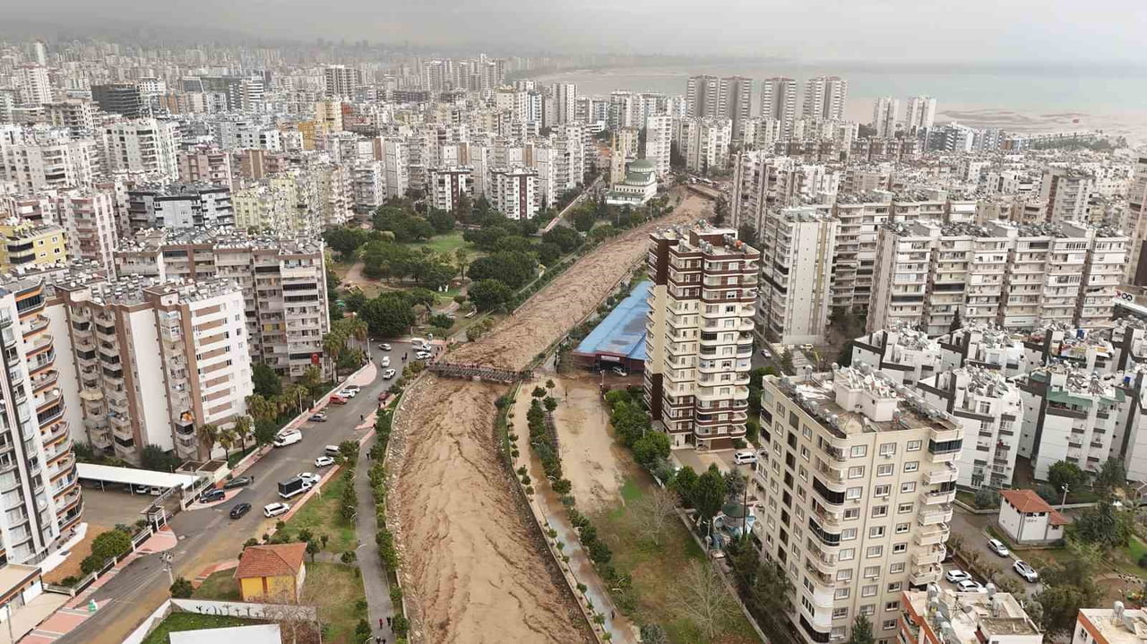 MERSİN’DE SABAH SAATLERİNDEN İTİBAREN ETKİLİ OLAN KUVVETLİ YAĞIŞ, KENT GENELİNDE OLUMSUZLUKLARA...