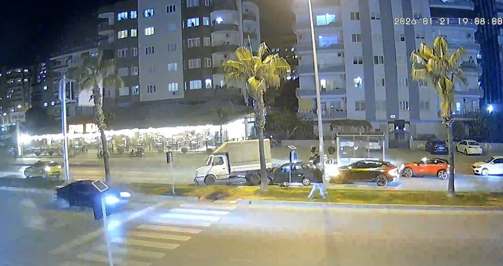 MERSİN’DE YAYA GEÇİDİNDE YAYAYA YOL VERMEK İSTEYEN BİR TİCARİ ARAÇ SÜRÜCÜSÜNÜN ANİDEN FREN YAPMASI...