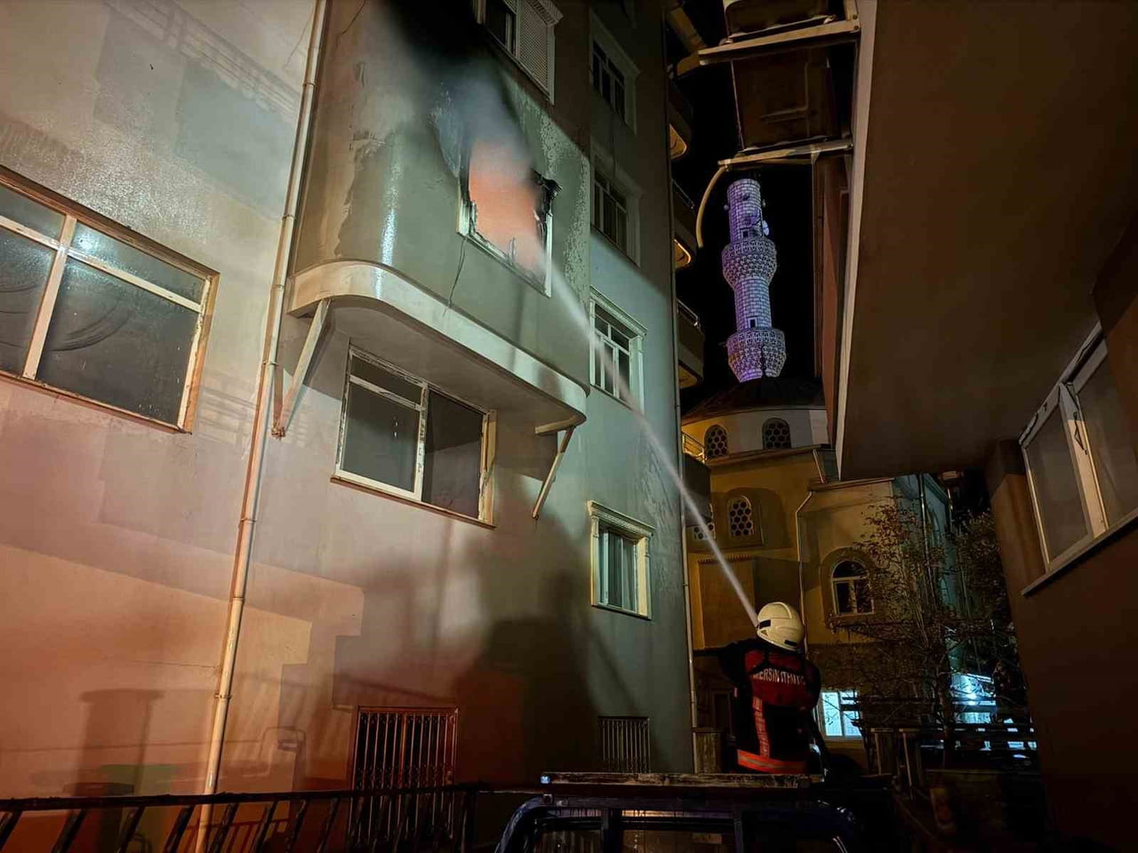 MERSİN’İN BOZYAZI İLÇESİNDE BİR APARTMAN DAİRESİNDE ELEKTRİKLİ SOBADAN ÇIKAN YANGIN PANİĞE NEDEN...