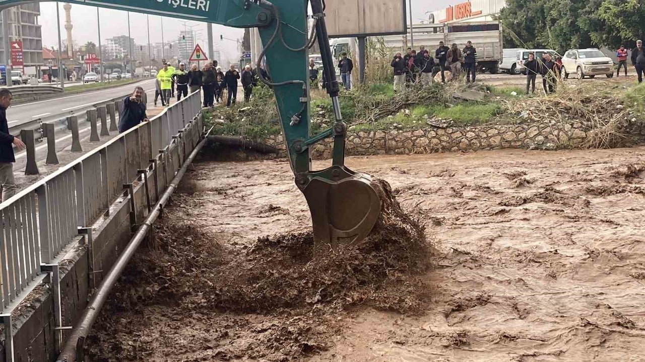MERSİN’İN ERDEMLİ İLÇESİNDE ETKİLİ OLAN KUVVETLİ YAĞIŞ, SEL VE SU BASKINLARINA NEDEN...