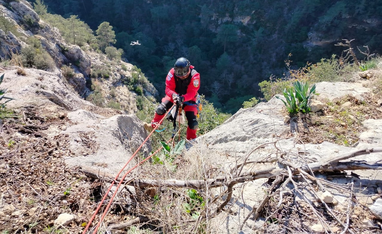 MERSİN’İN ERDEMLİ İLÇESİNDE UÇURUMA DÜŞEN KUZU KURTARMA EKİPLERİNİN ÇALIŞMASIYLA BULUNDUĞU YERDEN...