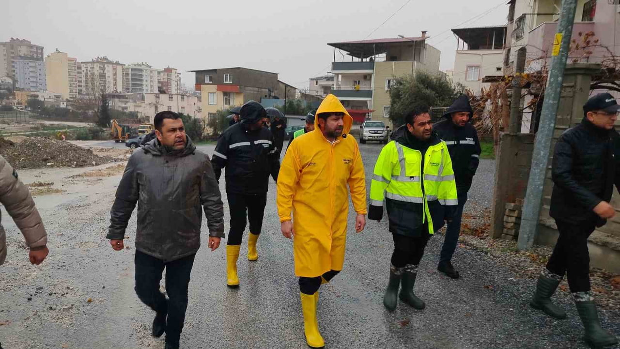 MERSİN’İN TARSUS İLÇESİNDE ETKİSİNİ ARTIRAN ŞİDDETLİ YAĞIŞLARIN ARDINDAN TARSUS BELEDİYESİ...