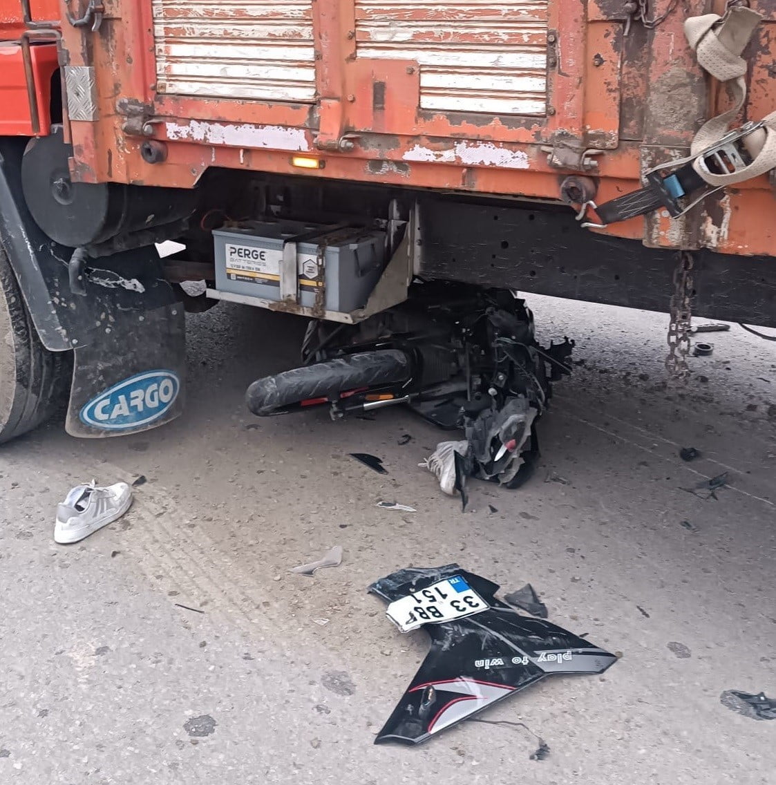 MERSİN’İN TARSUS İLÇESİNDE MEYDANA GELEN TRAFİK KAZASINDA 1 GENÇ AĞIR YARALANDI.