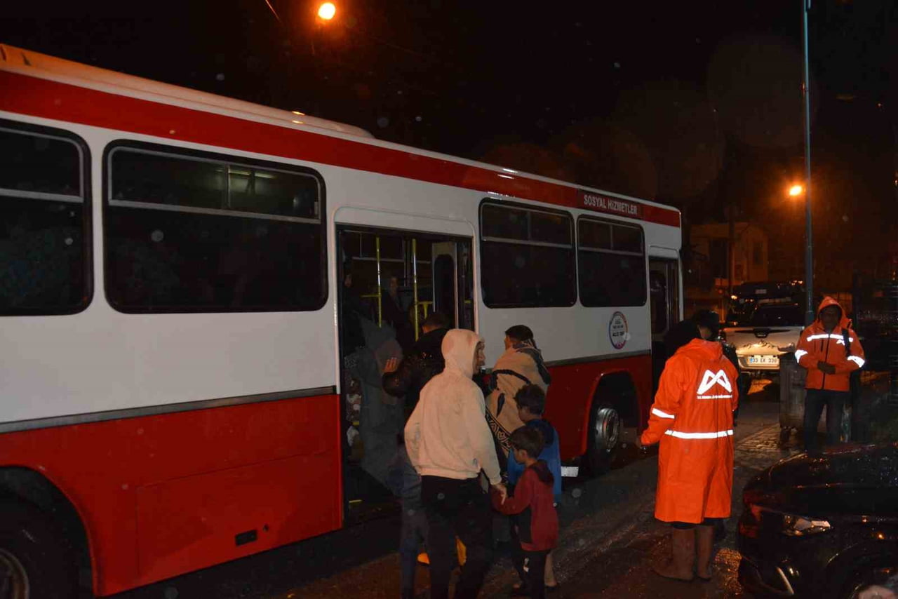 MERSİN TARSUS'TA SAĞANAK YAĞIŞIN NEDEN OLDUĞU SU BASKINLARINA KARŞI SEFERBER OLAN MERSİN...
